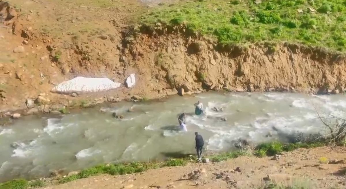 Derede mahsur kaldı, tesadüfen bölgeden geçen Özel İdare ekipleri kurtardı