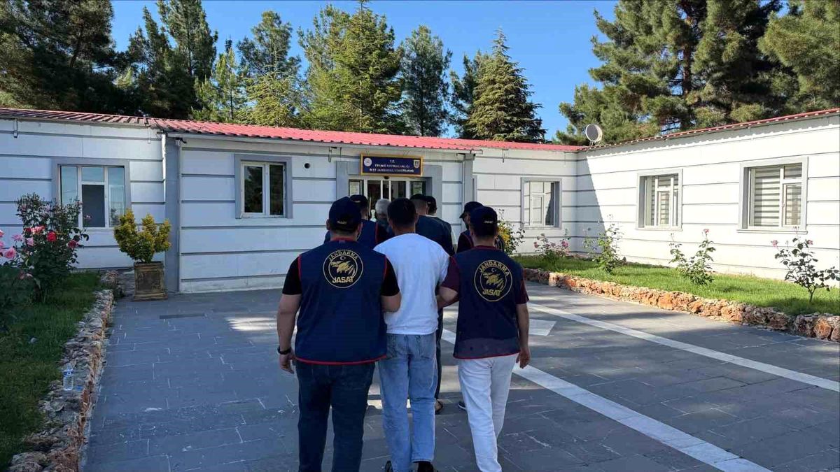 Diyarbakır'da haklarında kesinleşmiş hapis cezası bulunan 24 şahıs yakalandı