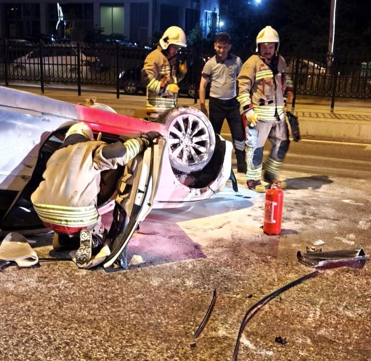 Edirne'de otomobil refüje çarpıp takla attı: 1 yaralı
