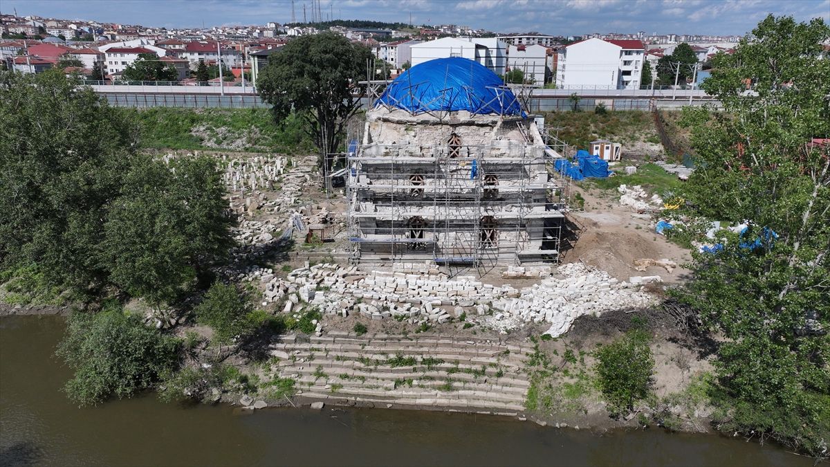 Edirne'de restorasyonu süren Evliya Kasımpaşa Camisi'nde zemin güçlendirme çalışması yapılıyor
