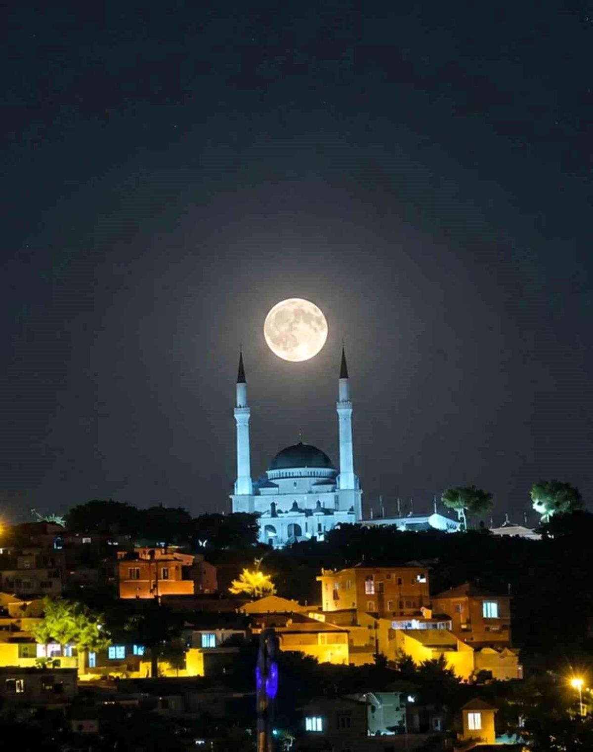 Edremit'te dolunay ve Ulu Cami buluşması görsel şölen sundu