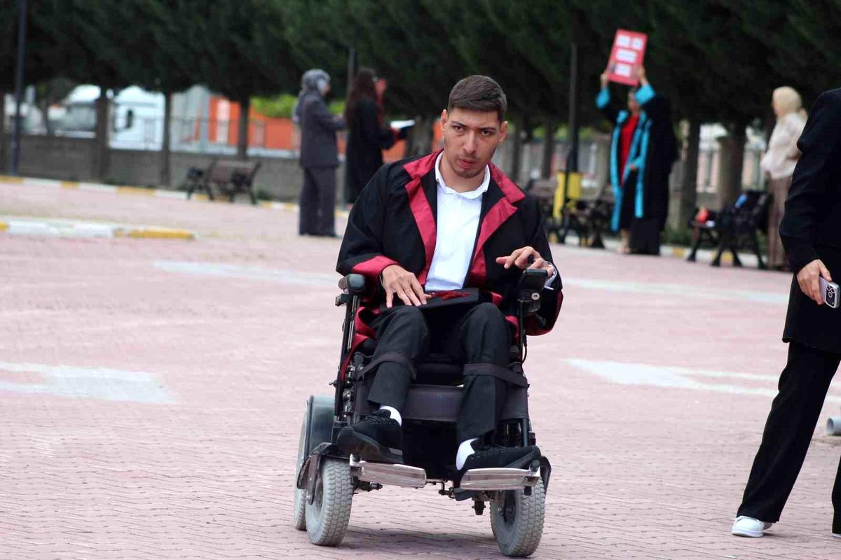 Engel tanımayan azmiyle okulundan mezun oldu