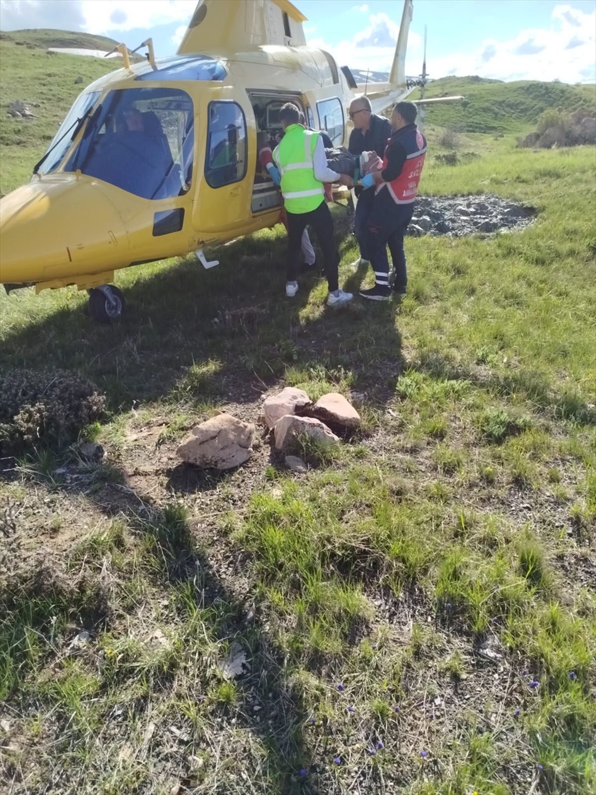 Erzurum'da çiriş otu toplarken kayalıklardan düşen kişi, ambulans helikopterle hastaneye kaldırıldı