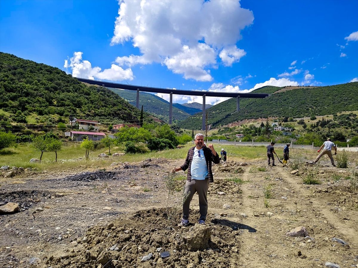 GAÜN'lü öğrencilerden fidan dikimi
