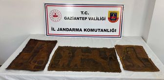 Gaziantep'te deri üzerine işlenmiş İbranice altın yazmalı çerçevesiz 3 tablo ele geçirildi