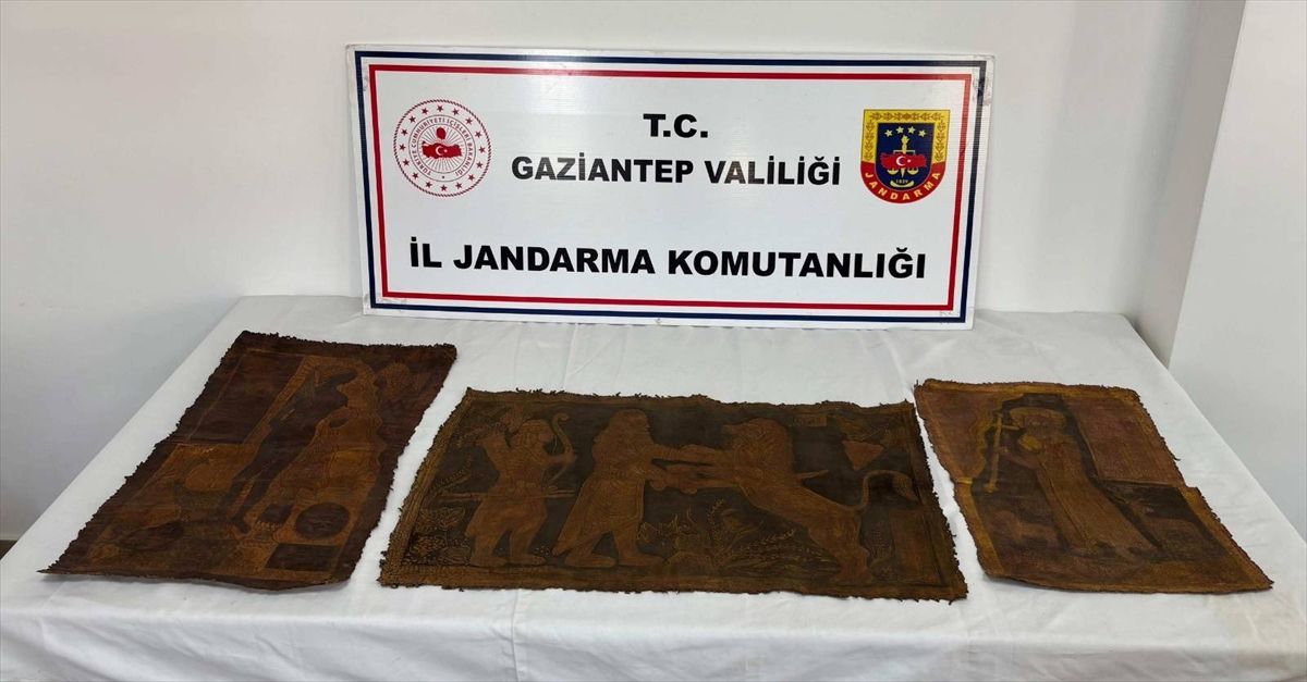 Gaziantep'te deri üzerine işlenmiş İbranice altın yazmalı çerçevesiz 3 tablo ele geçirildi