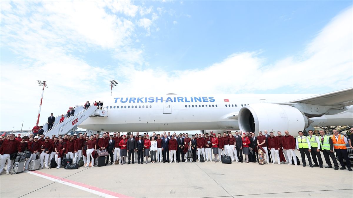 Gençlik ve Spor Bakanı Bak, A Milli Futbol Takımı'nı ABD'ye uğurladı