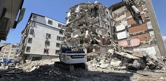 Hatay'da ağır hasarlı binanın yıkımı sırasında başka bina zarar gördü