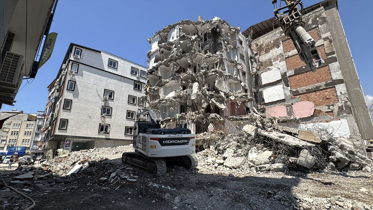 Hatay'da ağır hasarlı binanın yıkımı sırasında başka bina zarar gördü