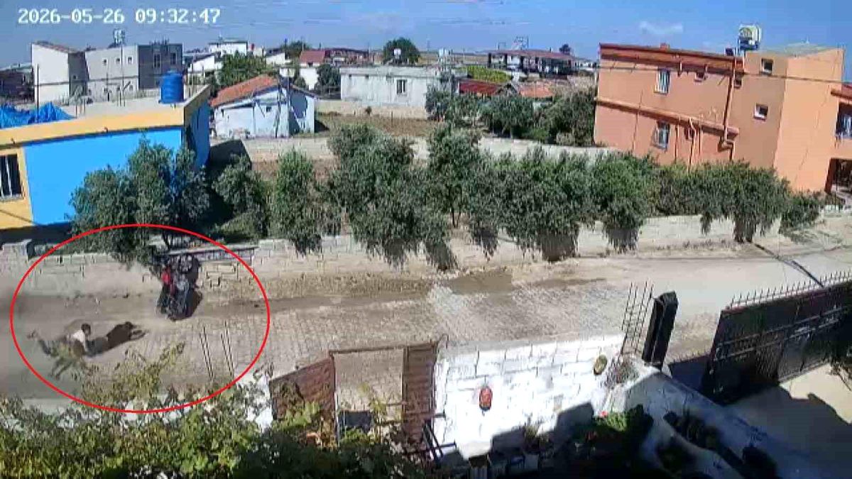 Hatay'da motosikletle tek teker yapan gençlerin duvara çarptığı anlar kamerada
