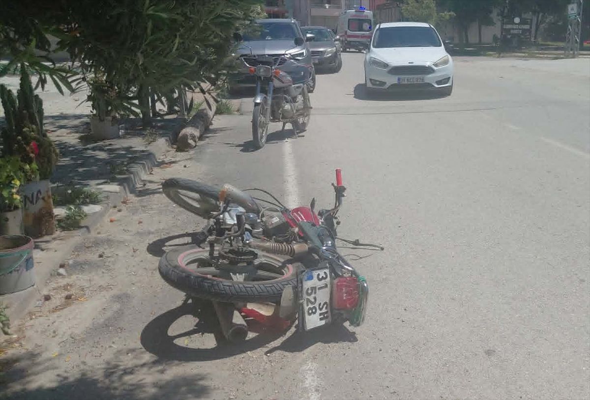Hatay'da otomobille çarpışan motosikletteki 2 kişi yaralandı