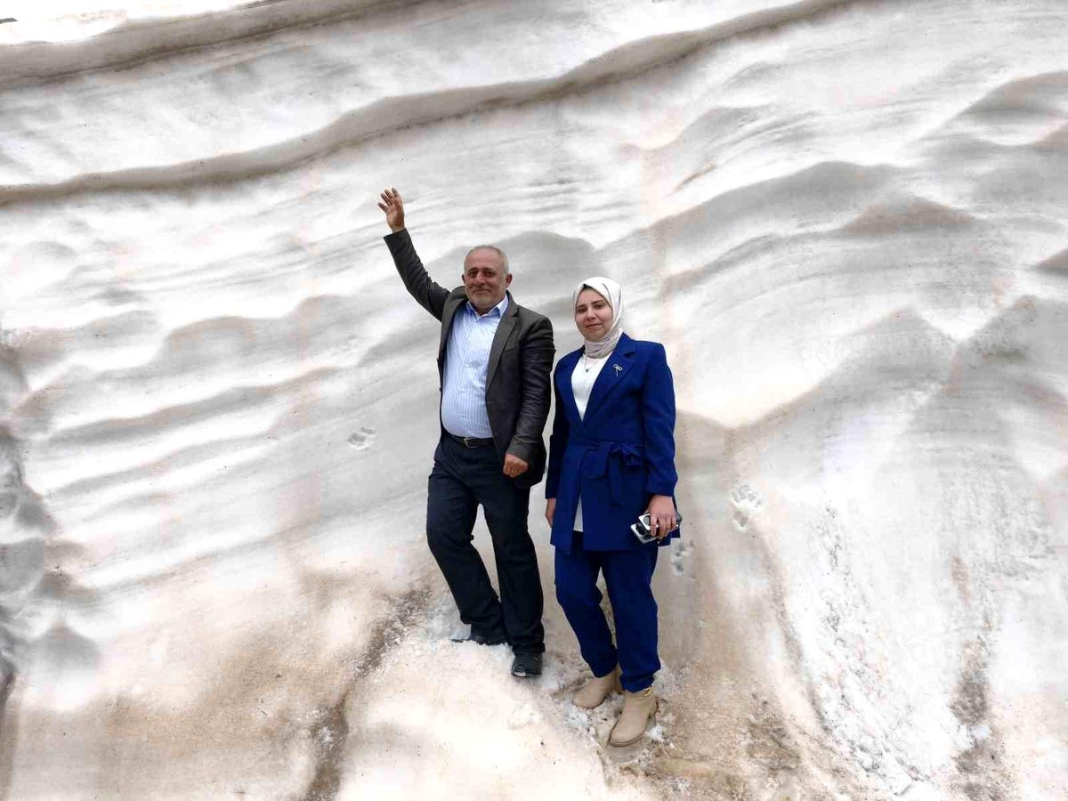 Haziran ayında 4 metreyi aşan karı görmek için Mereto Dağına tırmanıyorlar