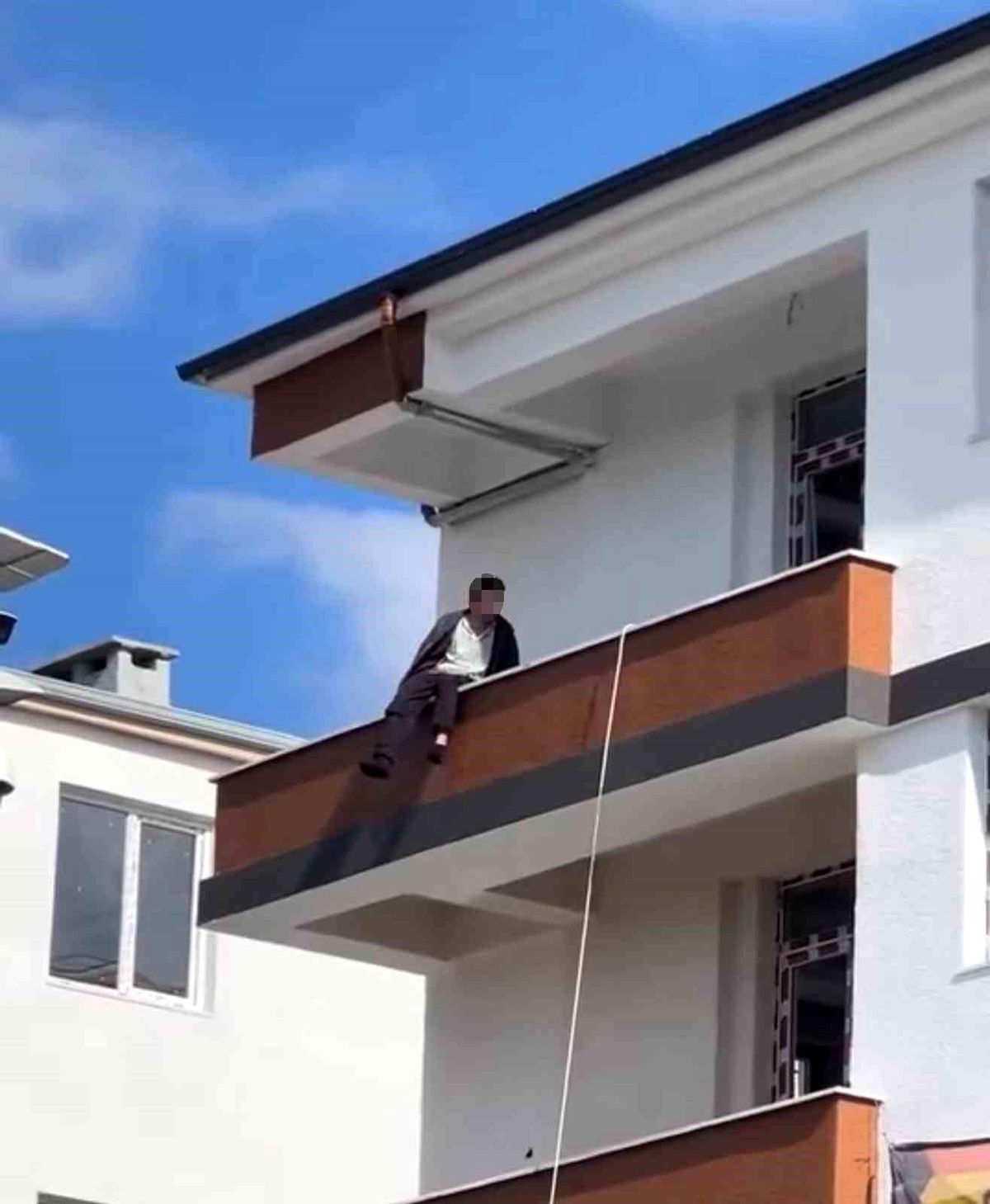 Iğdır'da inşaatın 4. katına çıkan şahsı polis ekipleri ikna etti