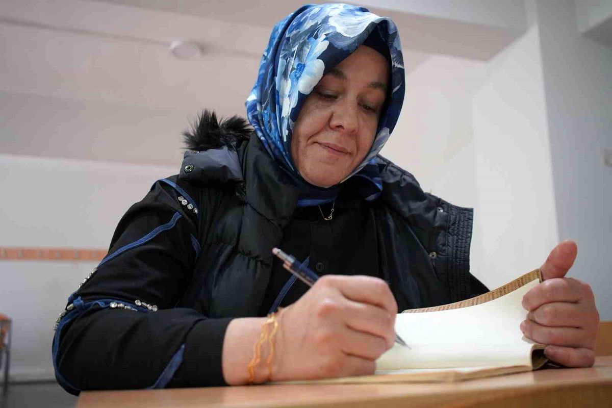 İki çocuk annesi, kızının 'yapabilirsin' sözüyle üniversiteli oldu