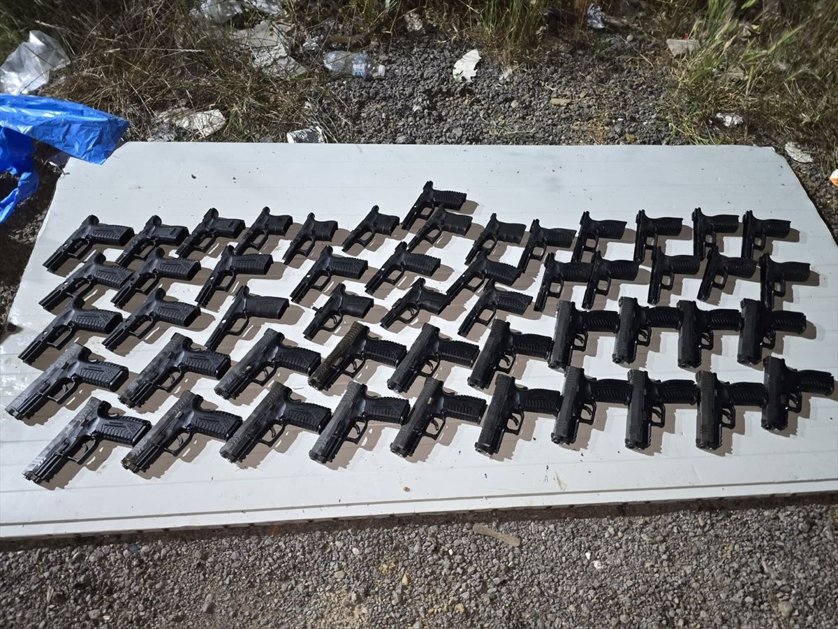 İstanbul'da kaçak silah operasyonunda 20 tabanca ele geçirildi