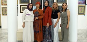 İzmir'de farklı tekniklerin kullanıldığı ebru sergisi açıldı