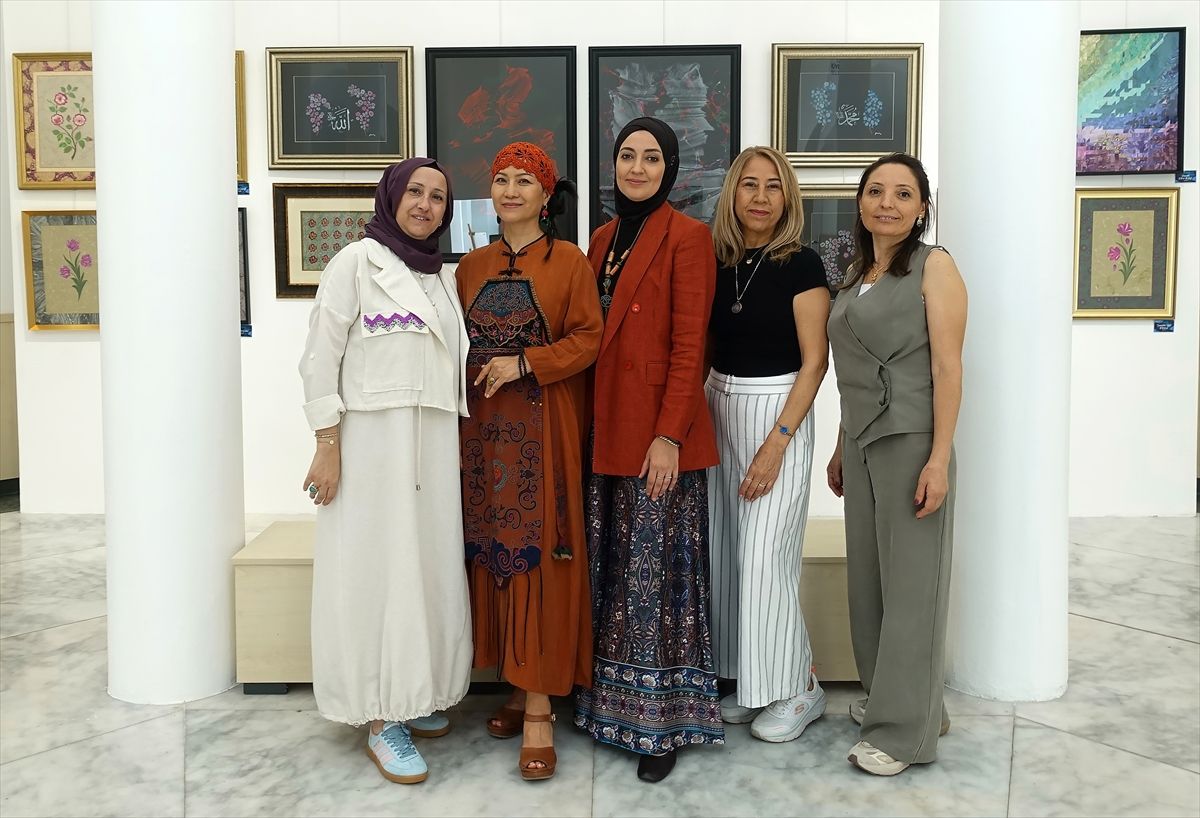 İzmir'de farklı tekniklerin kullanıldığı ebru sergisi açıldı