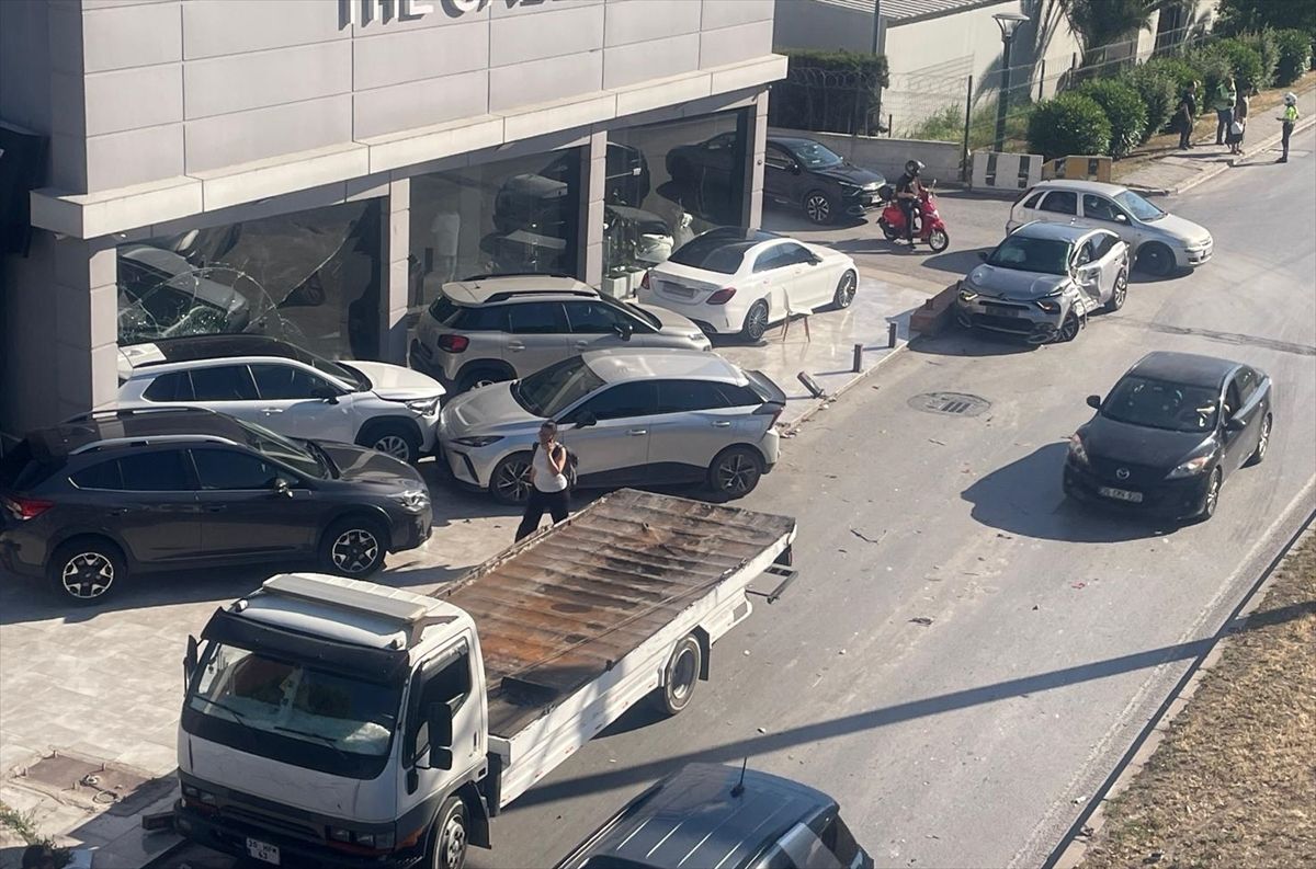 İzmir'de tırın çarptığı otomobilin galeriye savrulduğu kaza hasara neden oldu