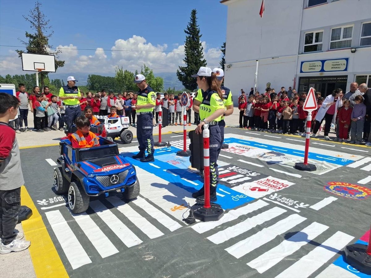 Jandarmadan öğrencilere uygulamalı trafik eğitimi