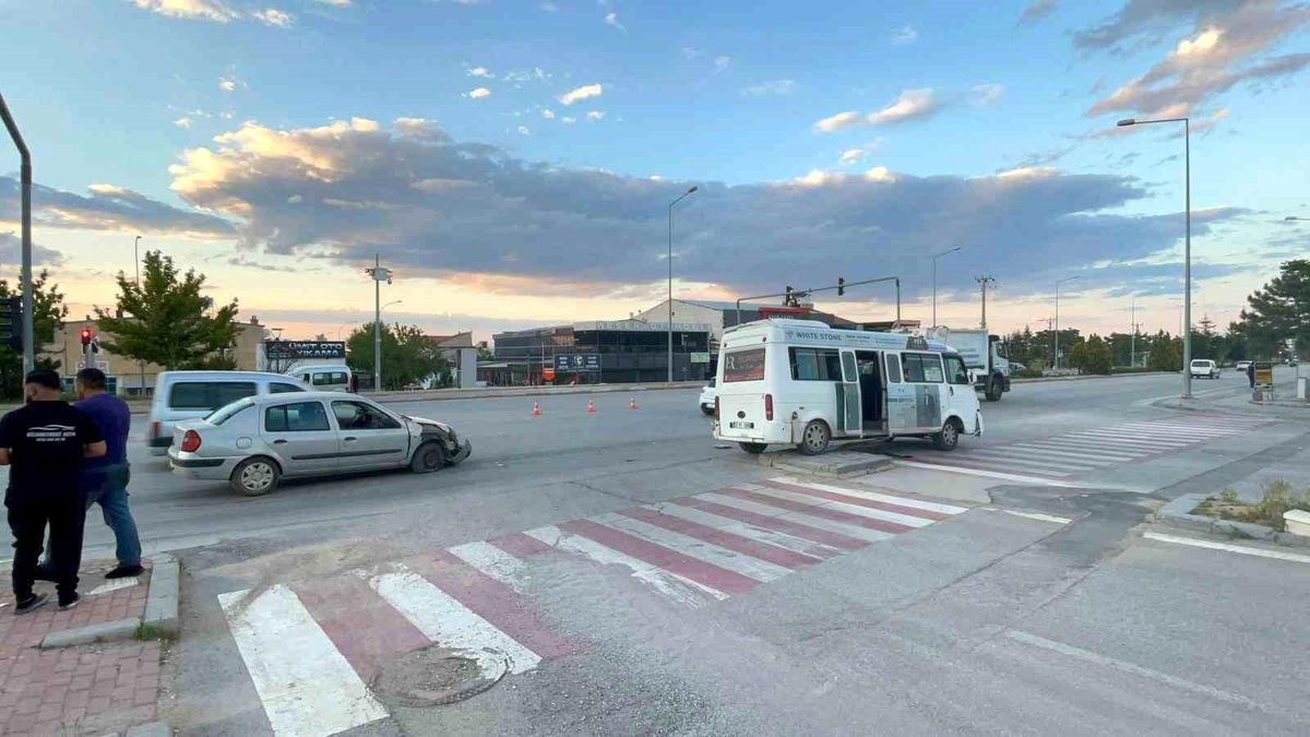 Karaman'da 2 kişinin yaralandığı kaza güvenlik kamerasına yansıdı