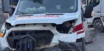 Kars'ta ambulans ile otomobilin çarpışması sonucu 3'ü sağlık çalışanı 4 kişi yaralandı