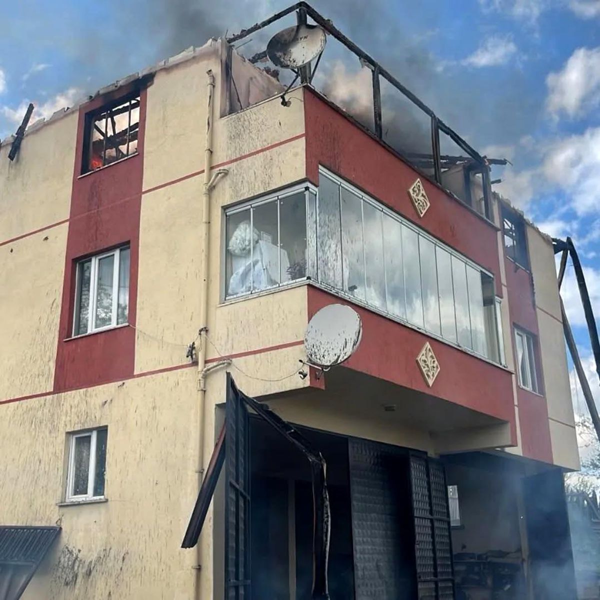 Kastamonu'da üç katlı binanın çatısında yangın