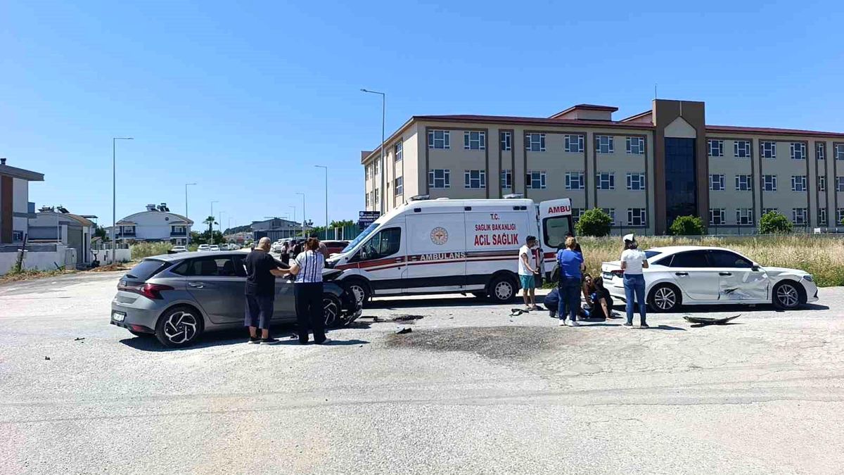 Kontrolsüz kavşakta çarpışan otomobillerin sürücüleri yaralandı