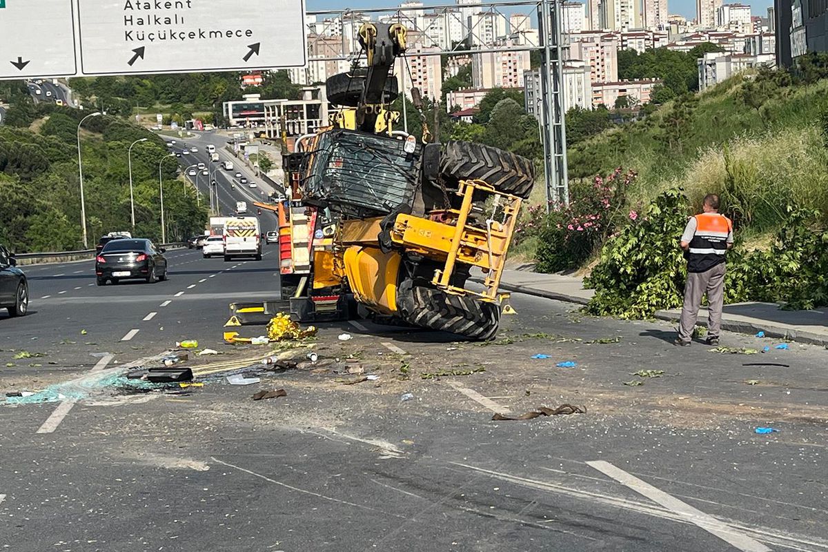 Küçükçekmece'de çekiciyle taşıdığı iş makinesinin altında kalan sürücü öldü