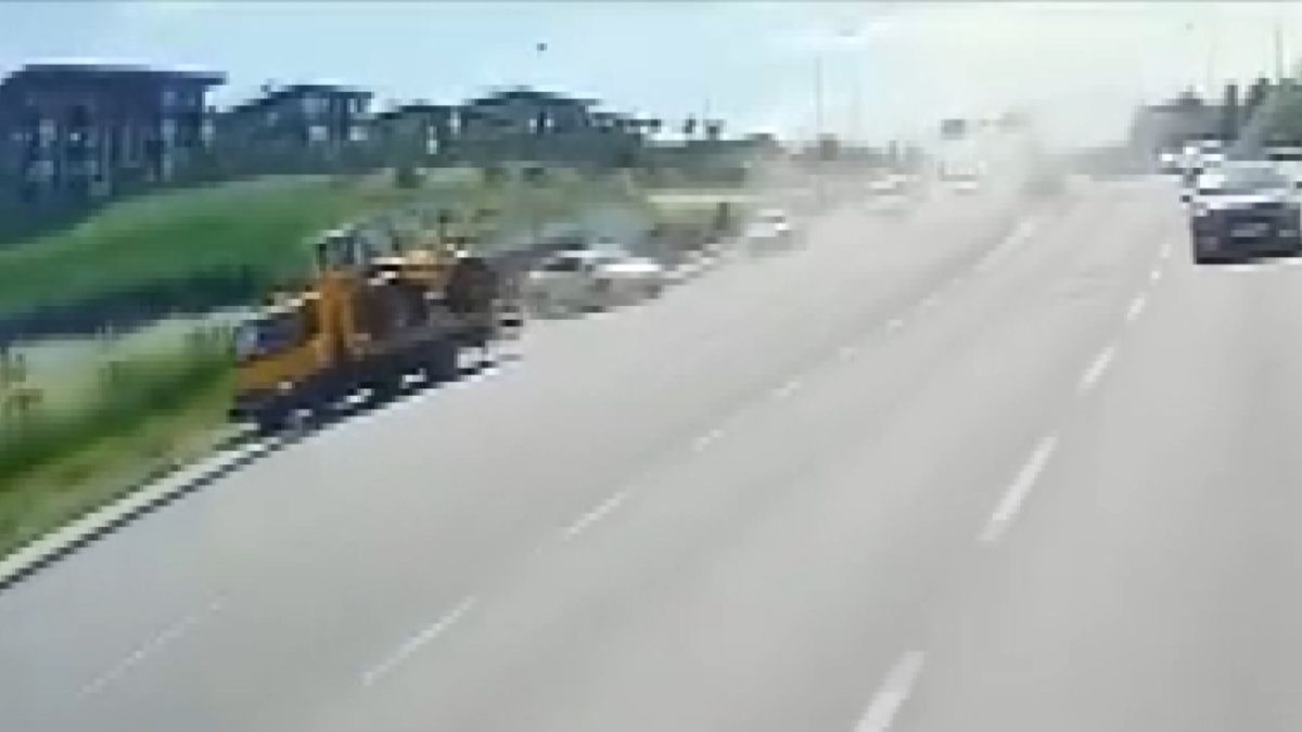 Küçükçekmece'de iş makinesi devrildi