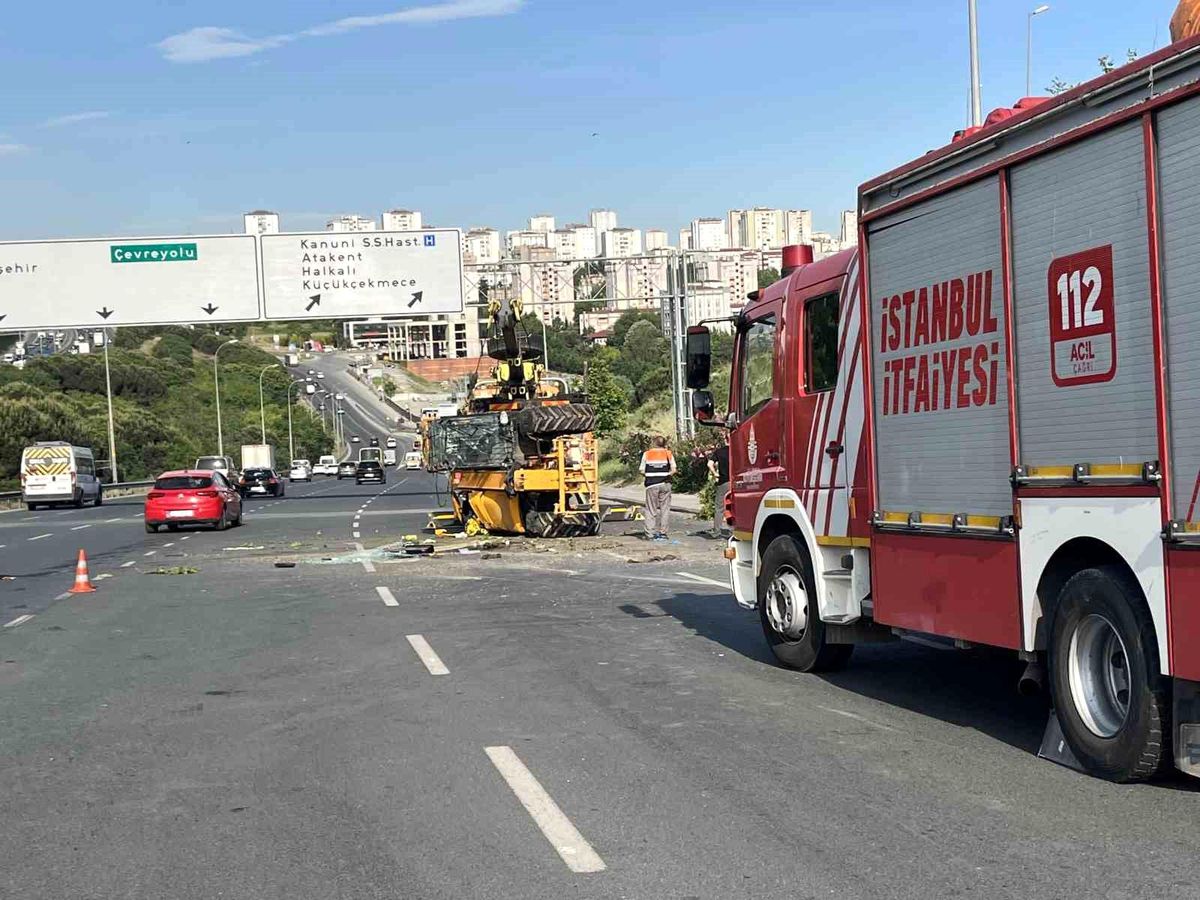 Küçükçekmece'de iş makinesini taşıyan çekici devrildi, sürücü hayatını kaybetti