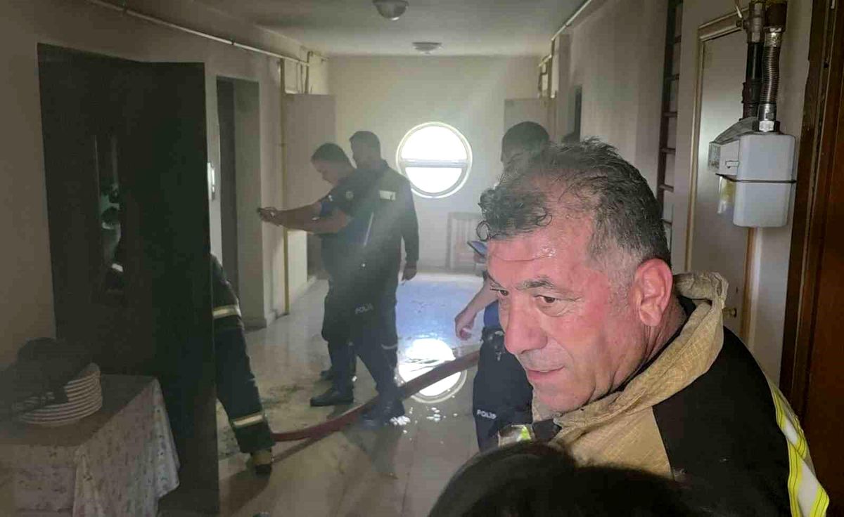 Kütahya'da apartmanda yangın paniği: 2 kişi dumandan etkilendi