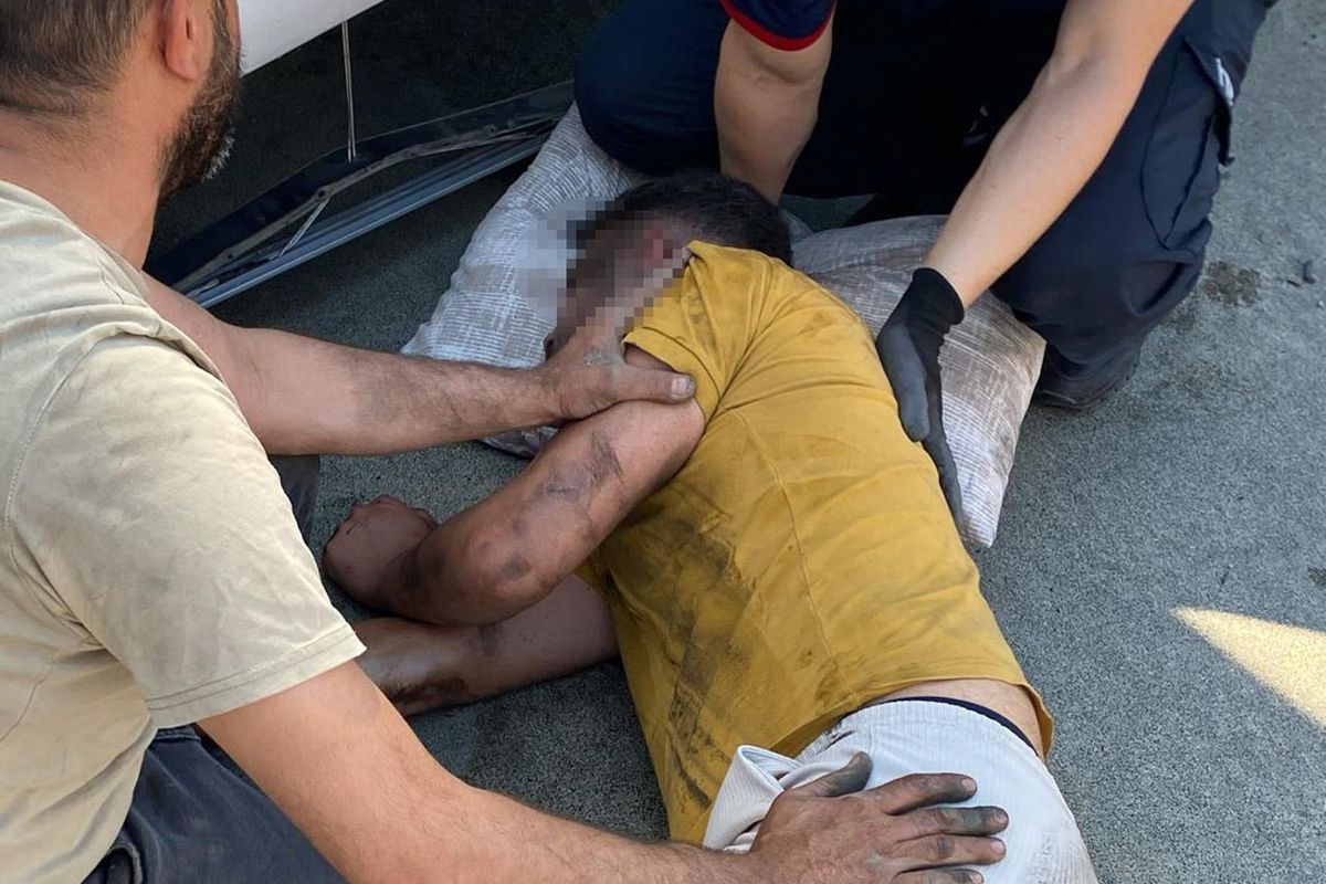 Lastik tamiri yaptığı TIR'ın körüğü patladı, ağır yaralandı