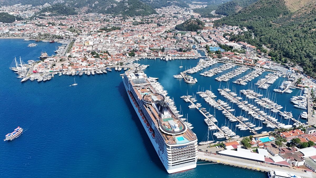 Marmaris'e 'MSC Divina' kruvaziyeriyle 3 bin 931 turist geldi