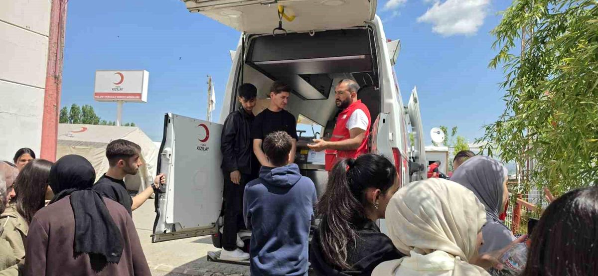 Muşlu öğrencilerden Kızılay'a ziyaret