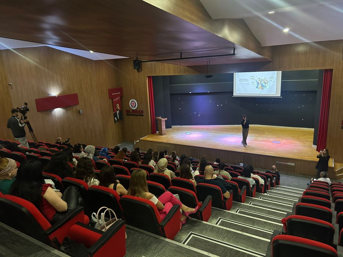 Öğretmenlere 'zorbalığa karşı güvenli okul iklimi' eğitimi