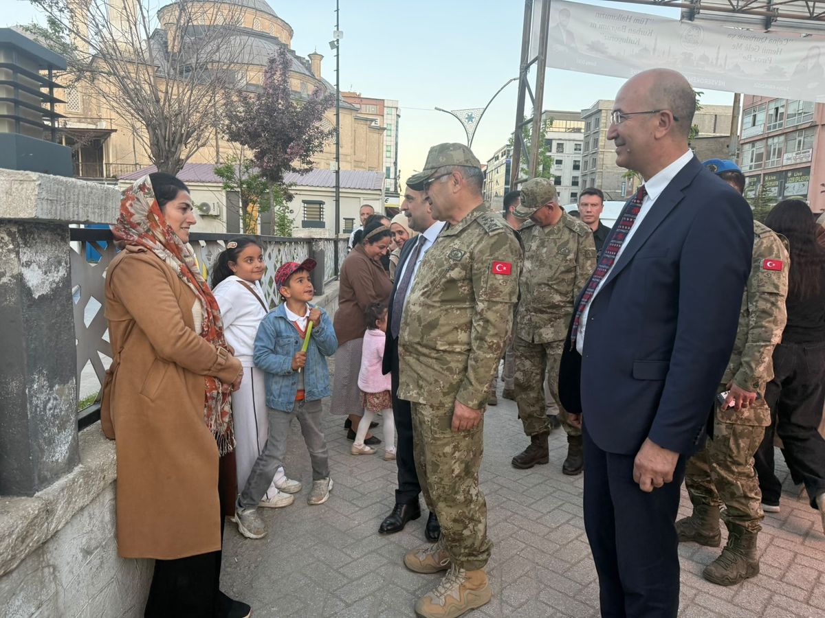 Kara Kuvvetleri Komutanı Orgeneral Tokel, Yüksekova'da Esnaf ve Vatandaşlarla Buluştu