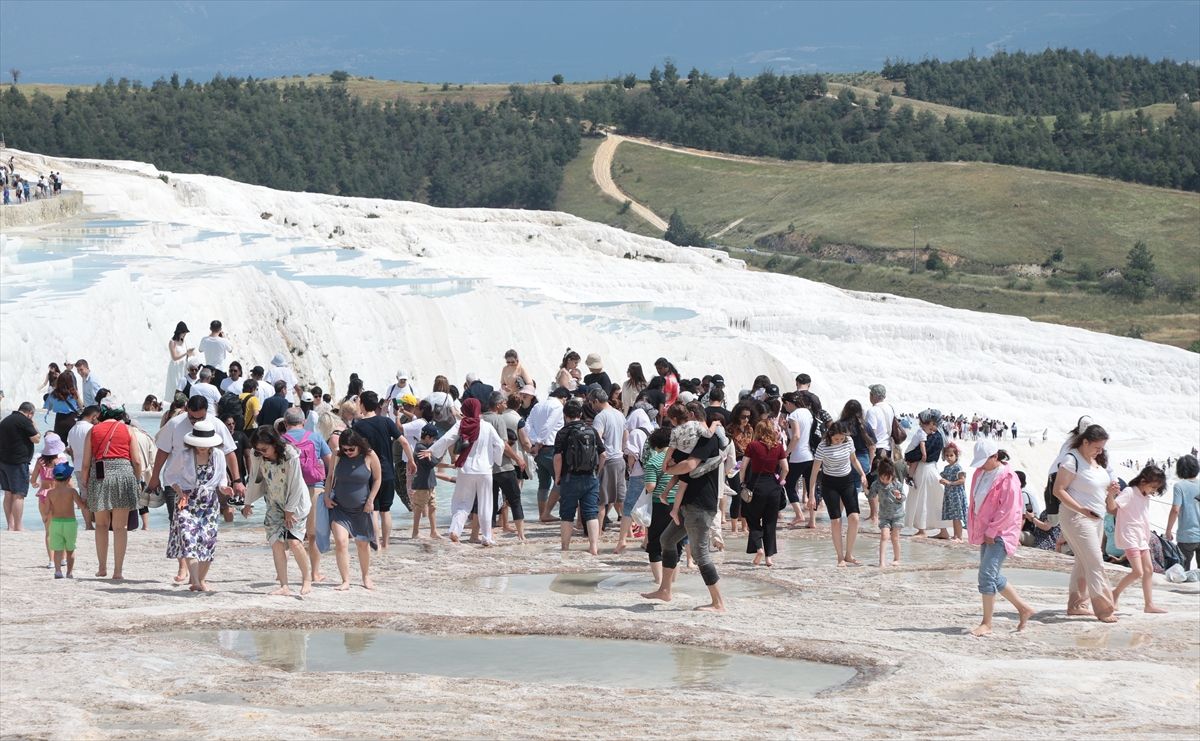 Pamukkale bayram tatilinde ziyaretçi rekoru kırdı