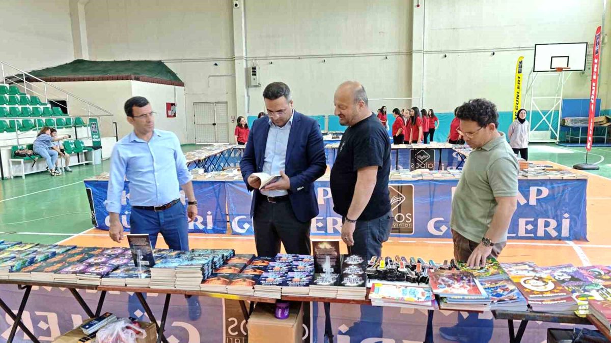 Sarıgöl'de binlerce kitap öğrencilerle buluştu