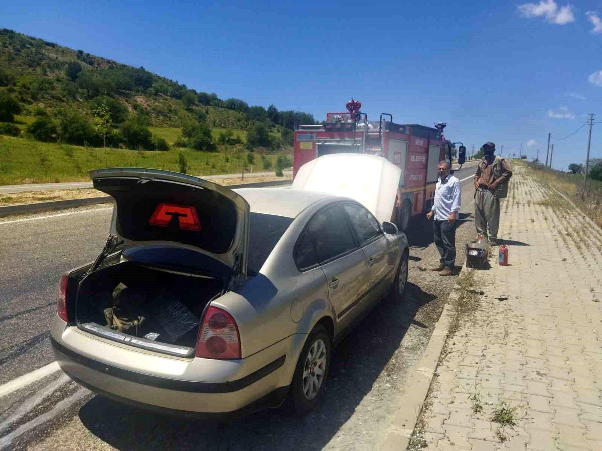 Seyir halindeki otomobil alev aldı