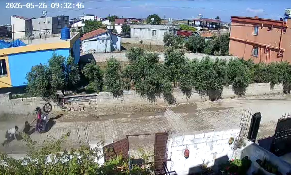 Sürücüsünün ön tekerini kaldırdığı motosiklet duvara çarptı; kaza kamerada