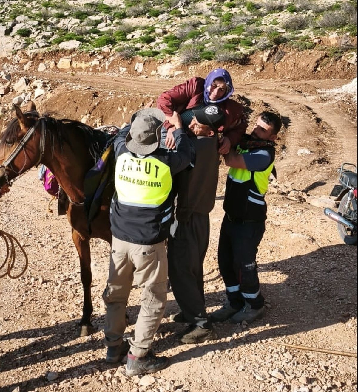 Süt sağarken rahatsızlanan kadın, katırla ambulansa ulaştırıldı
