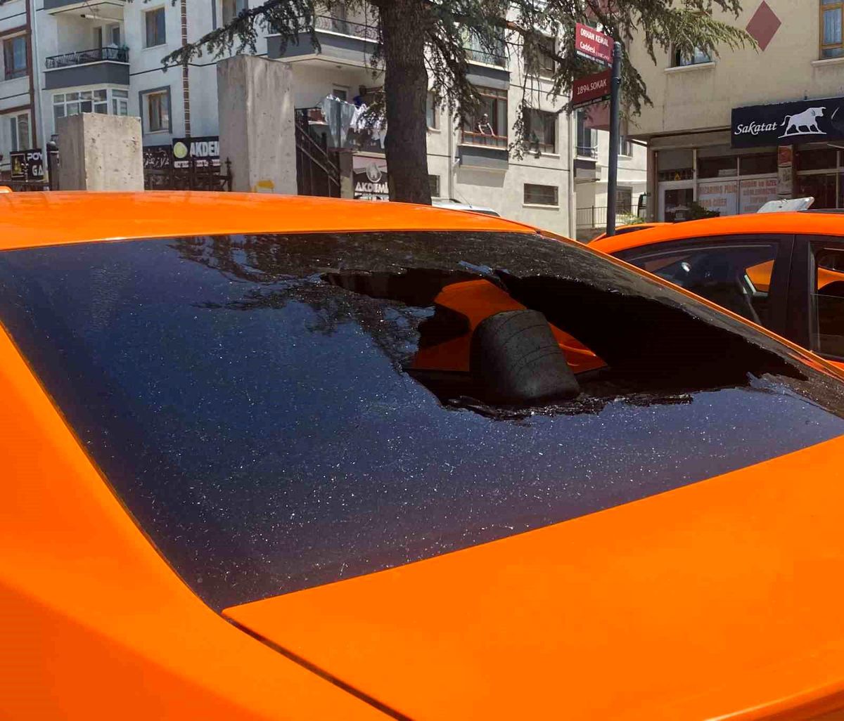 Taksi durağına satırlı ve sopalı saldırı: 3 yaralı
