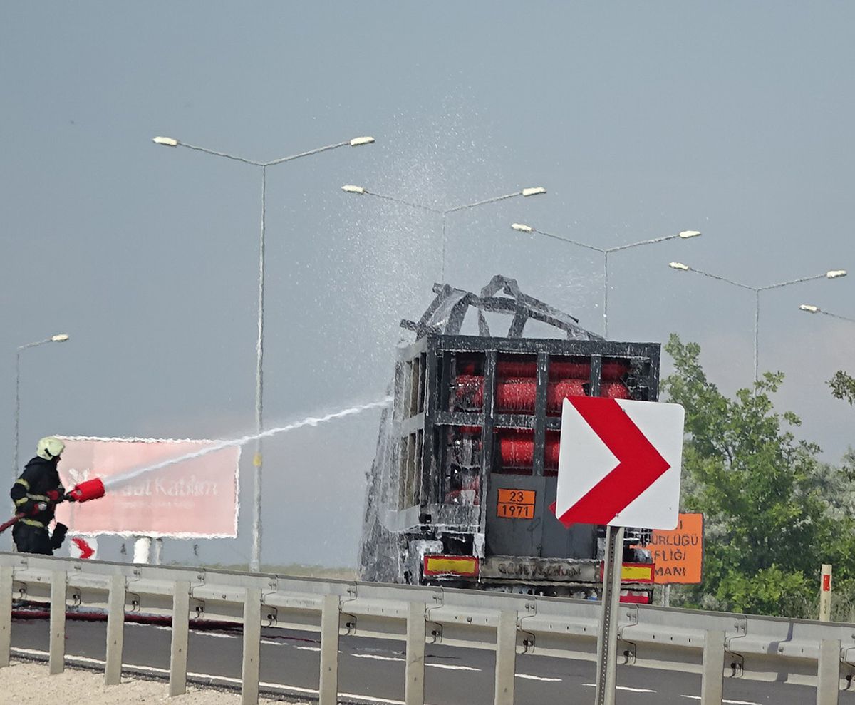TIR'daki yangın ormana sıçradı