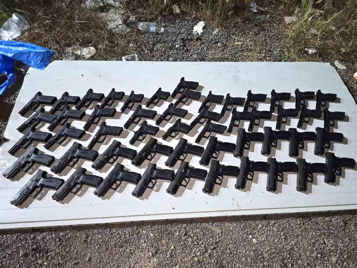 Tuzla'da toprağa gömülü kompresör tankında 20 silah ele geçirildi