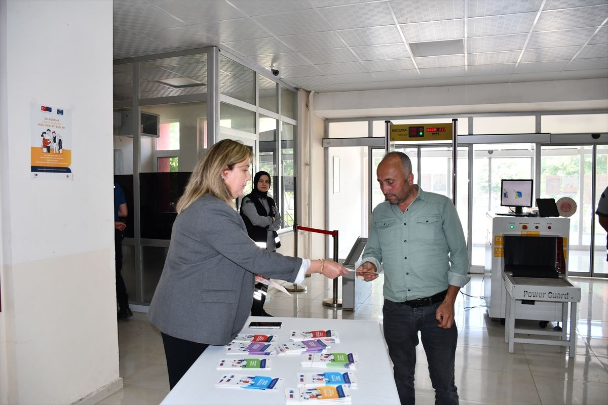 Vezirköprü'de Uzlaştırma Haftası kapsamında bilgilendirme standı açıldı