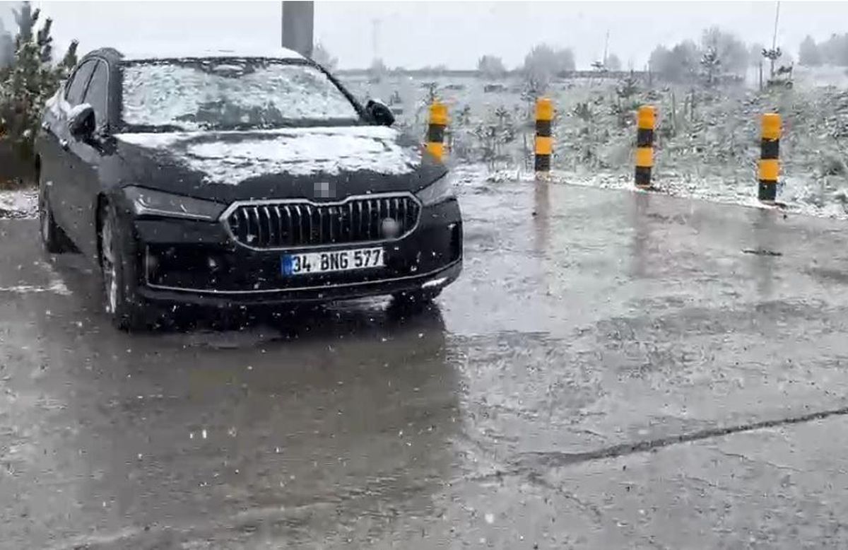 Yaylada aniden bastıran kar, çobanlara zor anlar yaşattı