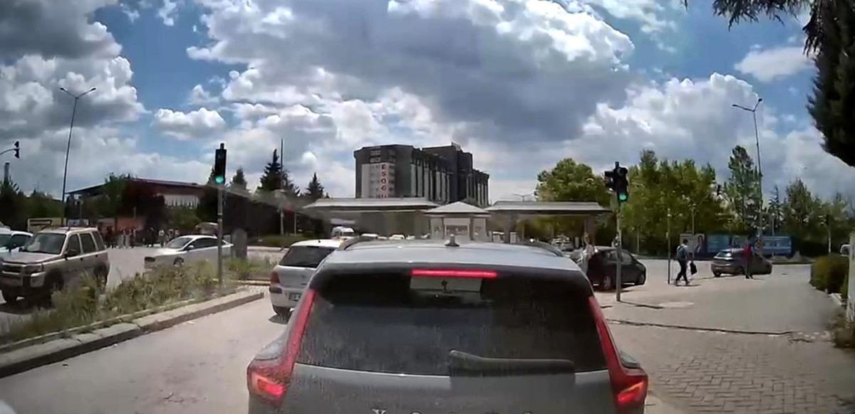 Yeşil ışıkta ilerlemeyen sürücü trafiği kilitledi