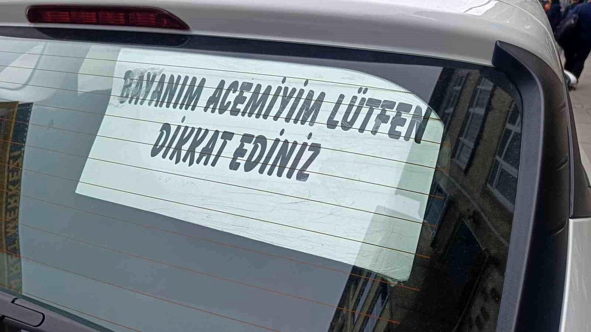 Acemi sürücünün arka cam yazısı dikkat çekti