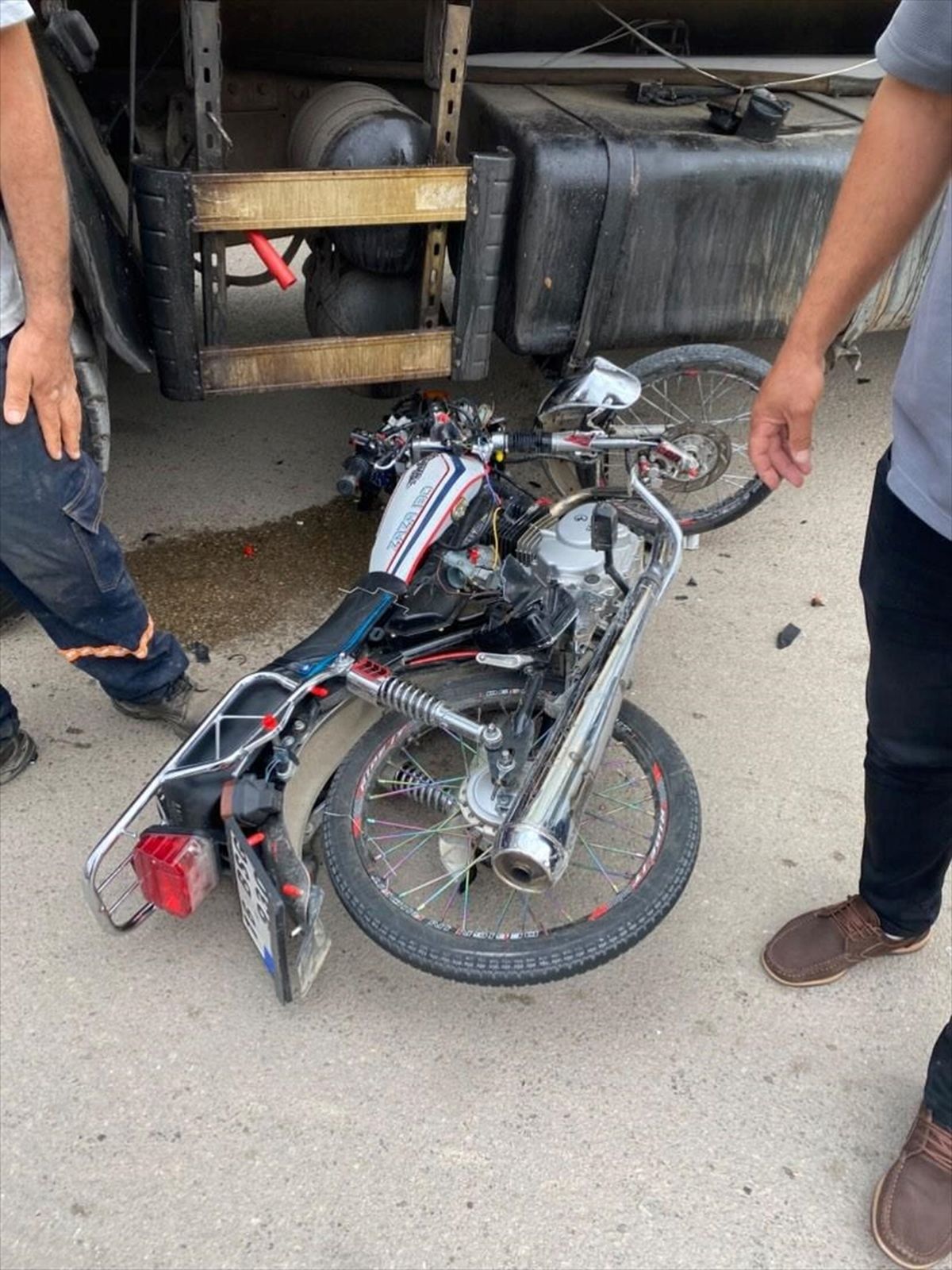 Adana'da çöp kamyonuyla çarpışan motosikletin sürücüsü yaralandı