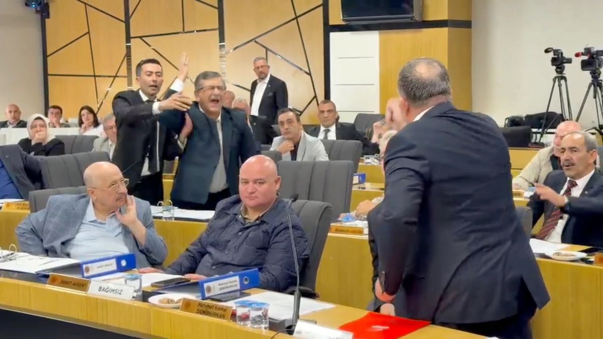 Afyonkarahisar Belediyesi'nde gergin meclis; üyeler arasında tartışma
